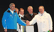 Eröffnung der "Snow City" u.a. mit Siemens Chef Peter Löscher (blauer anorak), OB Christian Ude (weißer Anorak) und Innenminster Herrmann (Foto. MartiN Schmitz)